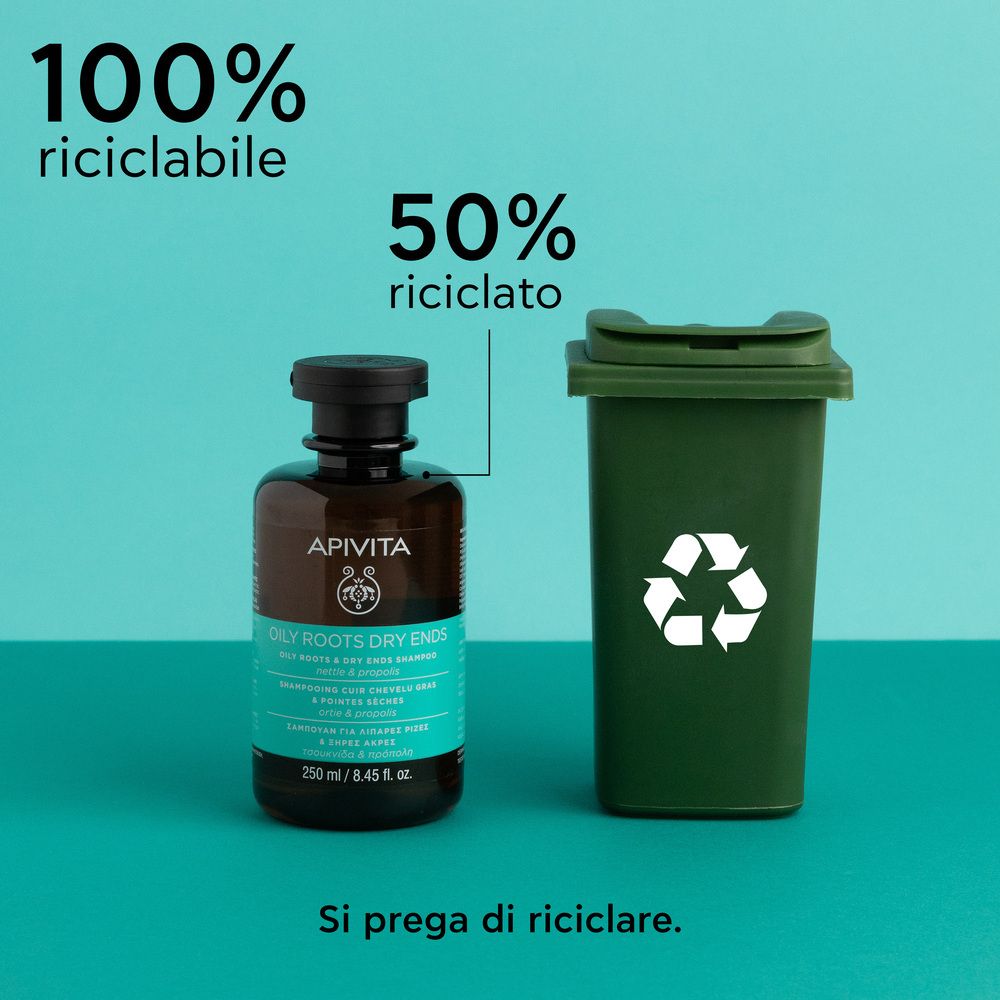 Apivita Shampoo Flasche neben einer grünen Recyclingtonne. 100% recycelbar, 50% recycelt.