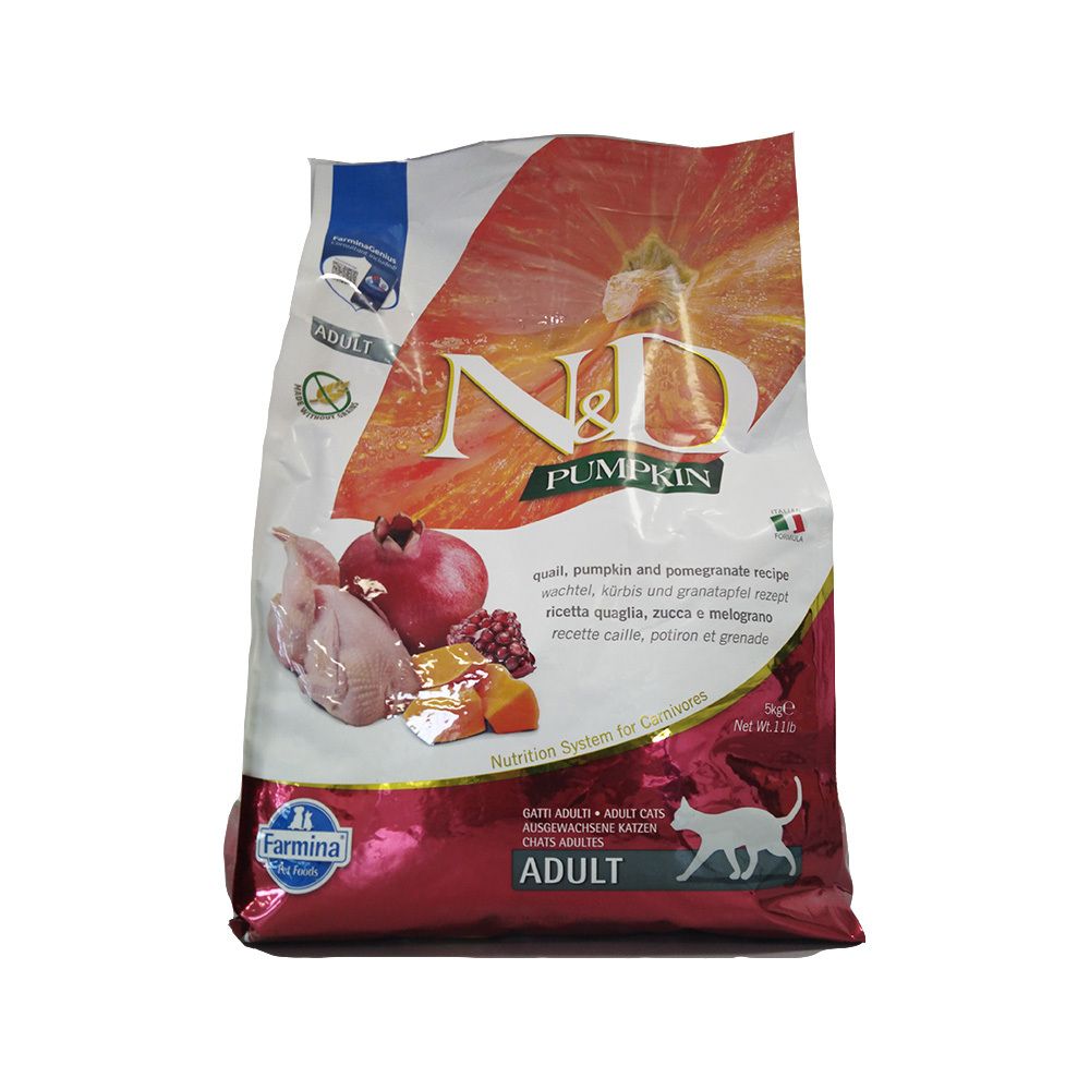 Beutel Trockenfutter. Aufdruck: N&D Pumpkin, Wachtel, Kürbis, Granatapfel. Farmina Logo. Katze Adult. Italienische Flagge.