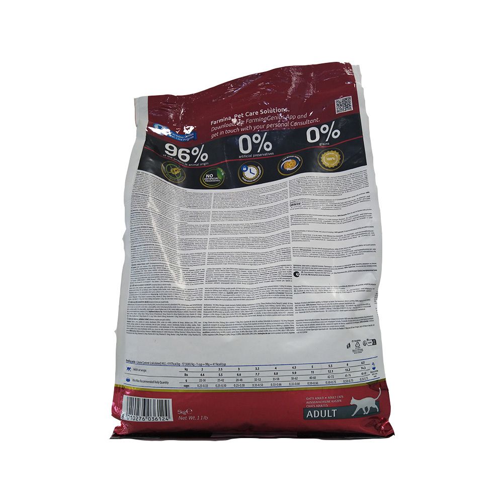 Rückseite des Trockenfutterbeutels. Text, Logos und Tabellen. Farmina Logo. Katze Adult. 96% tierischen Ursprungs.