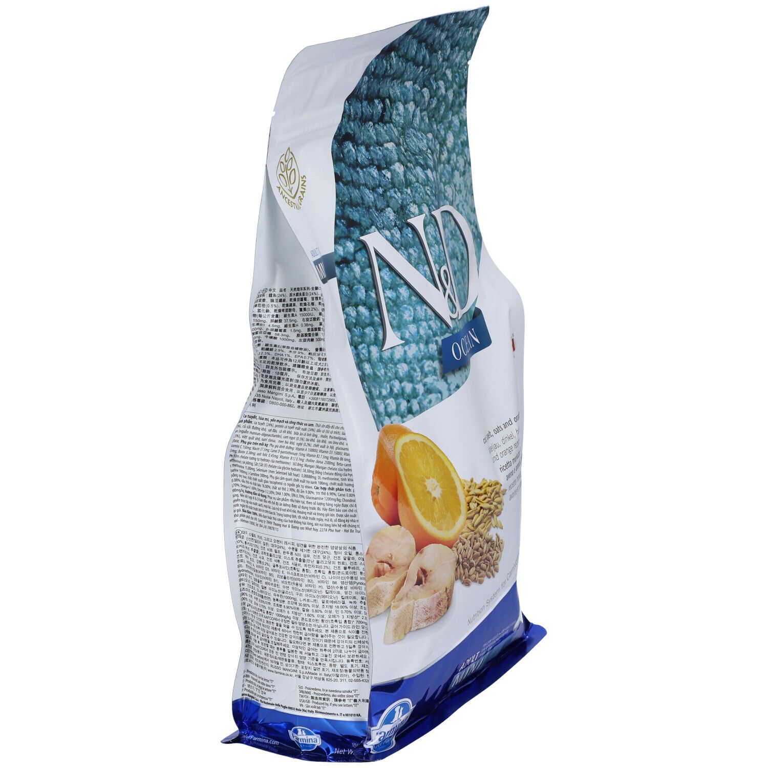 Seitenansicht der Trockenfutter-Verpackung. N&D Ocean, Adult Mini. Text und Abbildungen von Orange, Fisch und Getreide. Italienische Flagge.