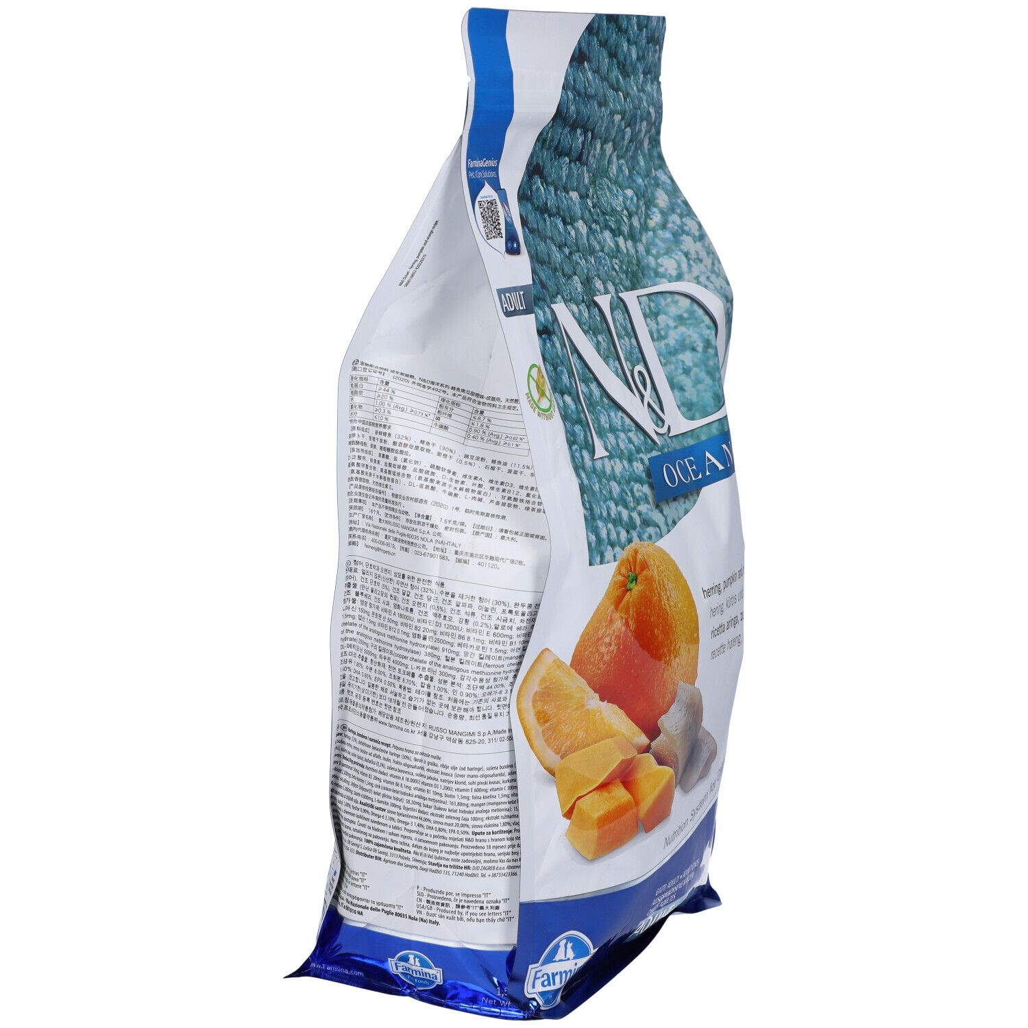 Trockenfutter-Verpackung, Seitenansicht. N&D Ocean. Abbildung von Orange, Kürbis und Hering. Text auf der Verpackung.