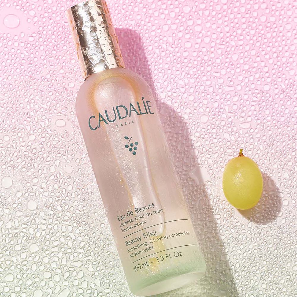 Nahaufnahme des Deckels der Caudalie Eau de Beauté Flasche. Silberner Deckel mit Tropfen. Text: Caudalie.