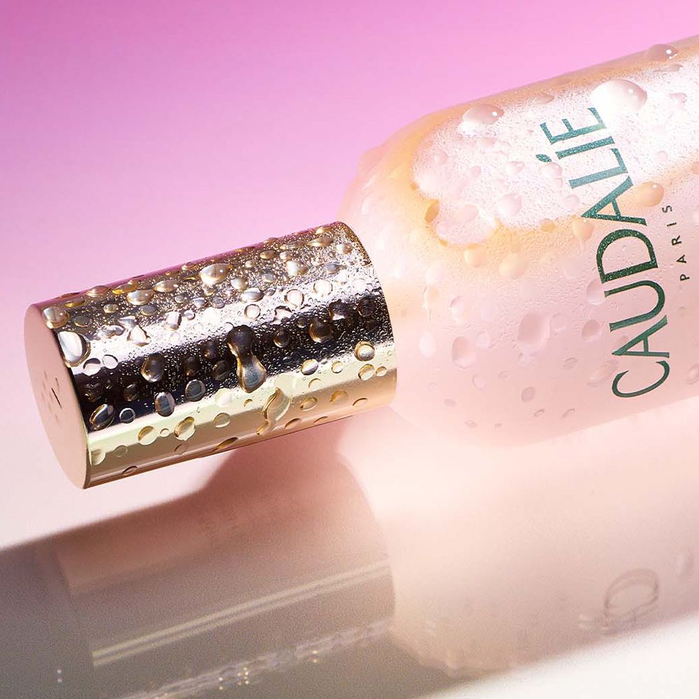 Nahaufnahme des Deckels der Caudalie Eau de Beauté Flasche. Silberner Deckel mit Tropfen. Text: Caudalie.