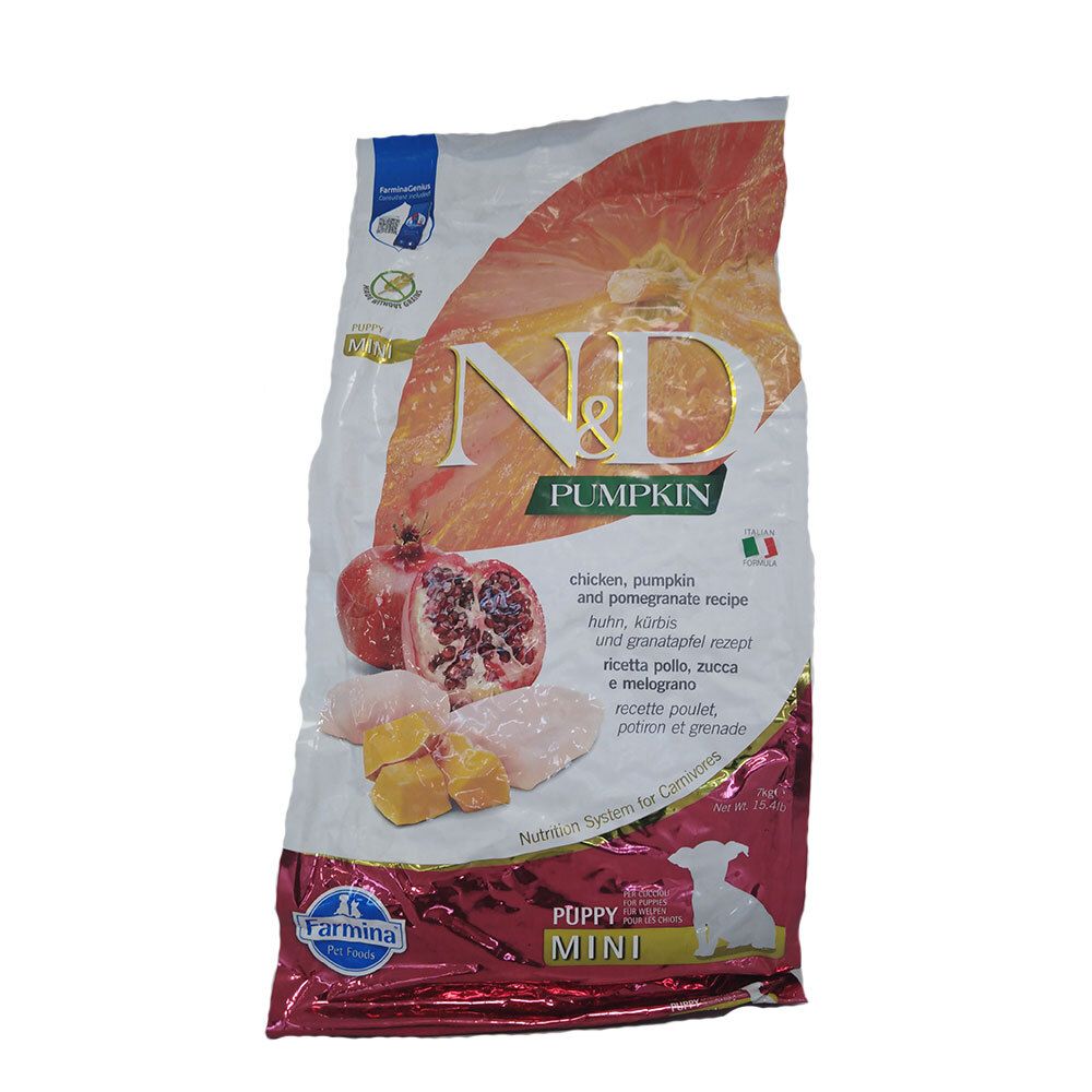 Verpackung Trockenfutter. Aufdruck: N&D Pumpkin, Huhn, Kürbis & Granatapfel. Abbildung: Granatapfel, Kürbis, Huhn. Farmina Logo.