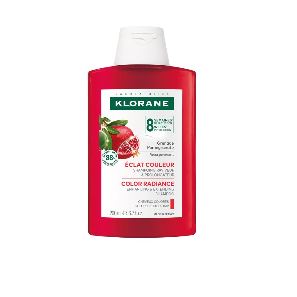 Rote Shampoo-Flasche mit weißem Deckel. Aufschrift: Klorane, Éclat Cheveux Colorés, 85% natürliche Inhaltsstoffe.