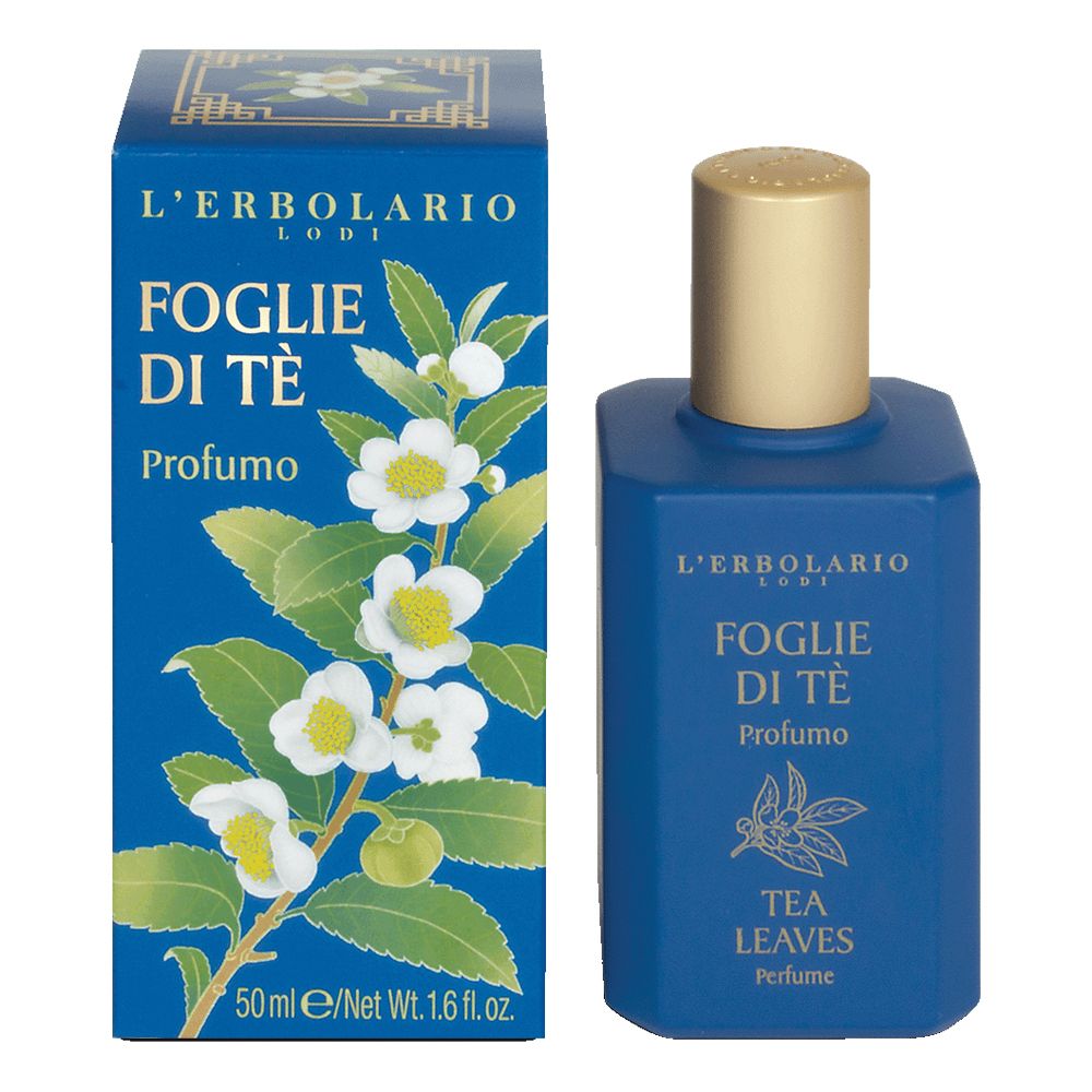 Blauer Flakon und Schachtel mit "FOGLIE DI TÈ Profumo" Aufschrift und Teeblumen-Illustration.