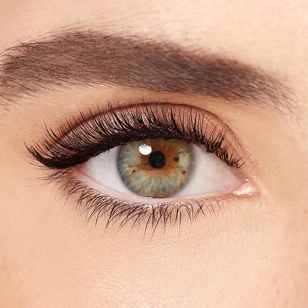 Ein menschliches Auge mit langen, geschwungenen Wimpern und einem präzisen Lidstrich. Die Iris ist blaugrün mit braunen Sprenkeln.
