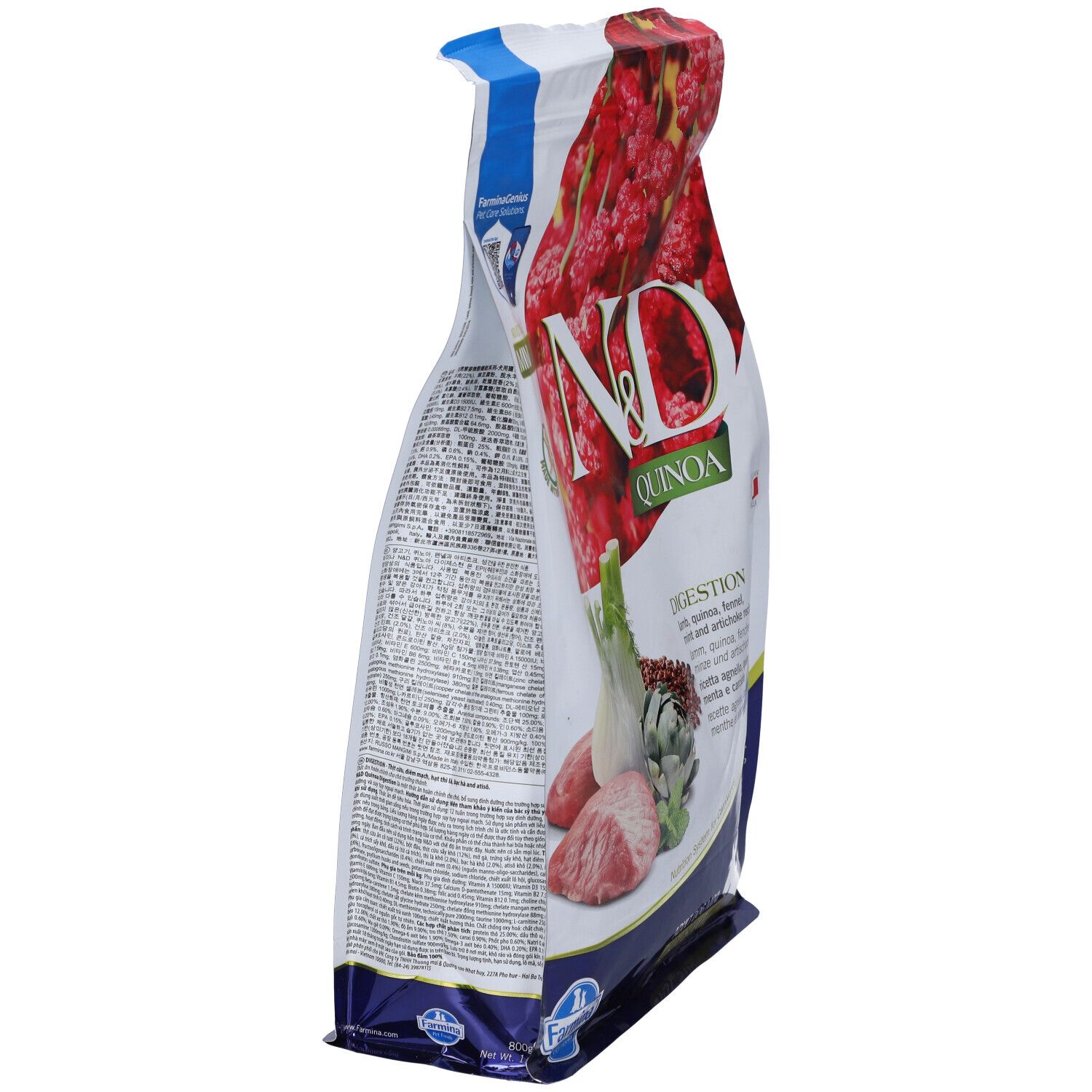 Trockenfutter-Verpackung, seitliche Ansicht. Aufdruck: N&D Quinoa. Abbildung von Zutaten. Text in mehreren Sprachen.