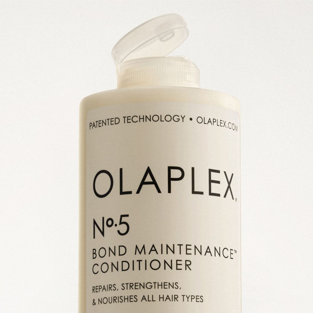 Nahaufnahme des geöffneten Verschlusses einer OLAPLEX No. 5 Conditioner-Flasche.