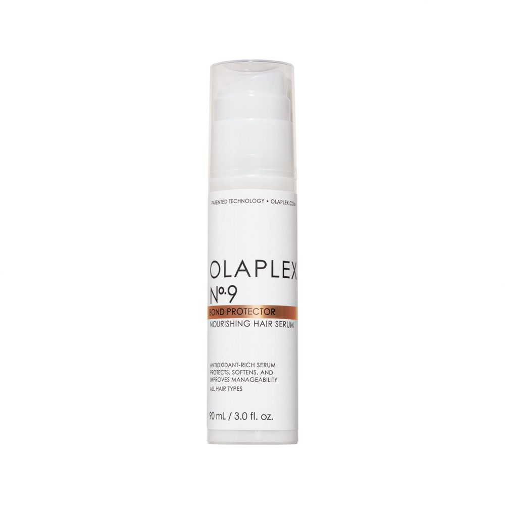 Olaplex No.9 Protective Hair Serum. Weiße Flasche mit Pumpe. Produktname und Text auf der Vorderseite.