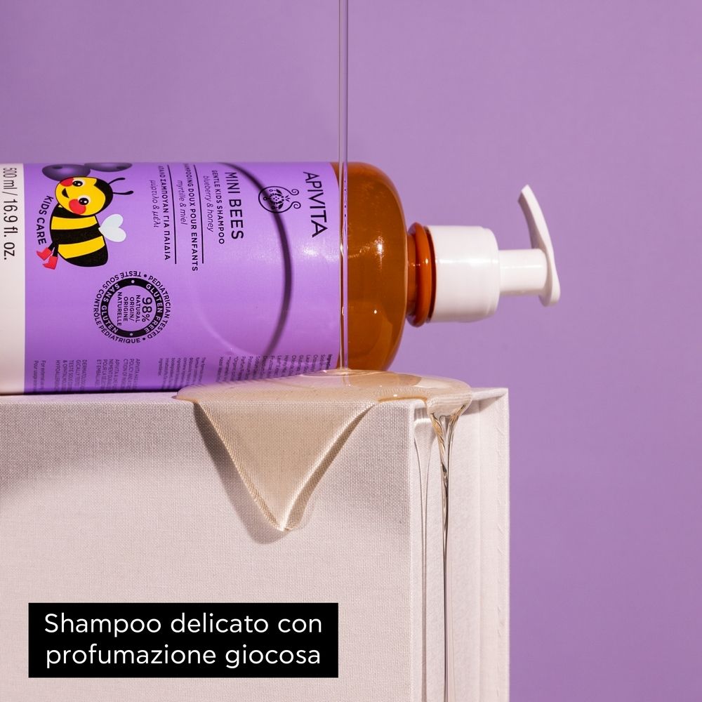 APIVITA Mini Bees Shampoo. Flasche mit Pumpe. Text: Sanftes Shampoo mit spielerischem Duft. Produkt auf weißem Untergrund.