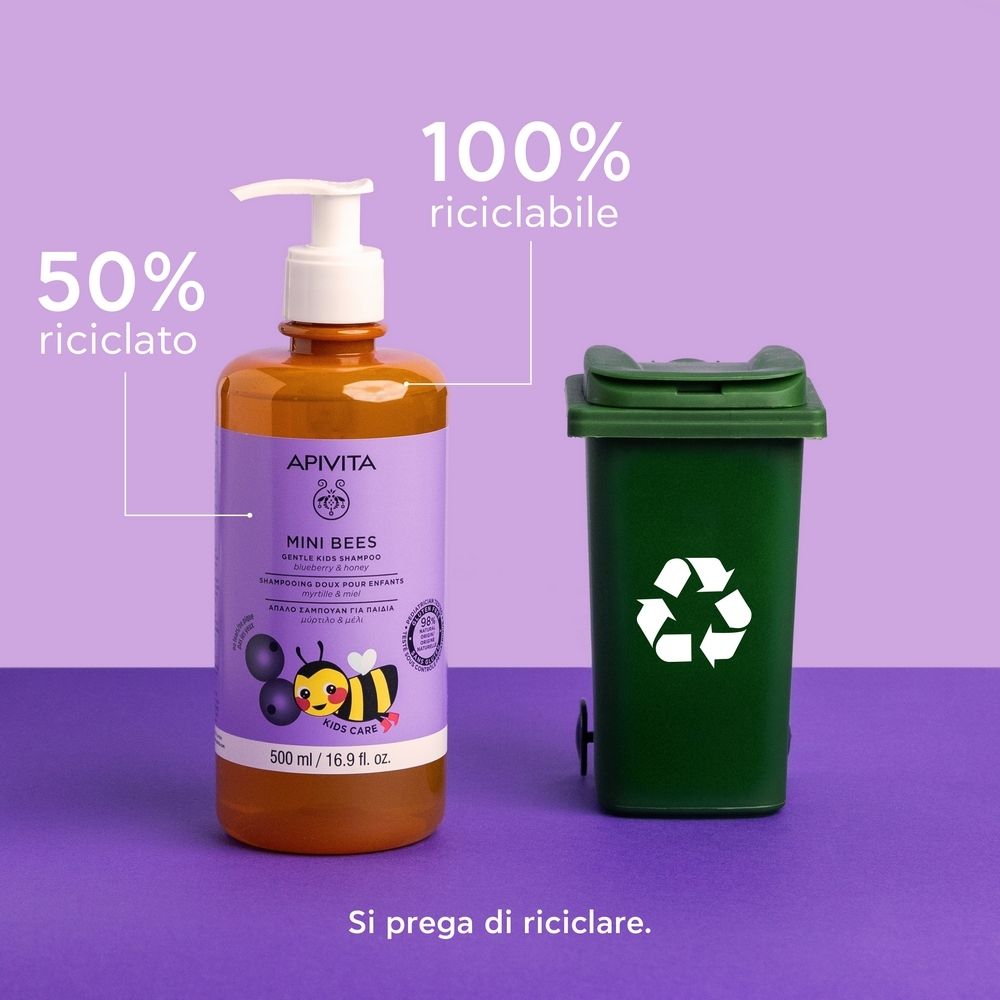 APIVITA Mini Bees Shampoo. Flasche mit Pumpe. Text: 50% recycelt, 100% recycelbar. Abfalleimer mit Recycling-Symbol.
