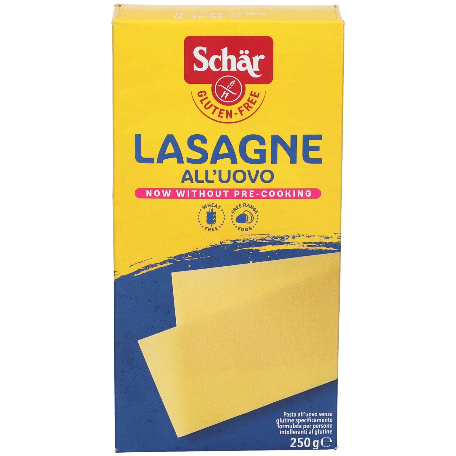 Gelbe Schachtel mit glutenfreien Lasagneplatten. Aufschrift: Schär, Lasagne all'uovo, now without pre-cooking. Zwei Lasagneplatten sichtbar.
