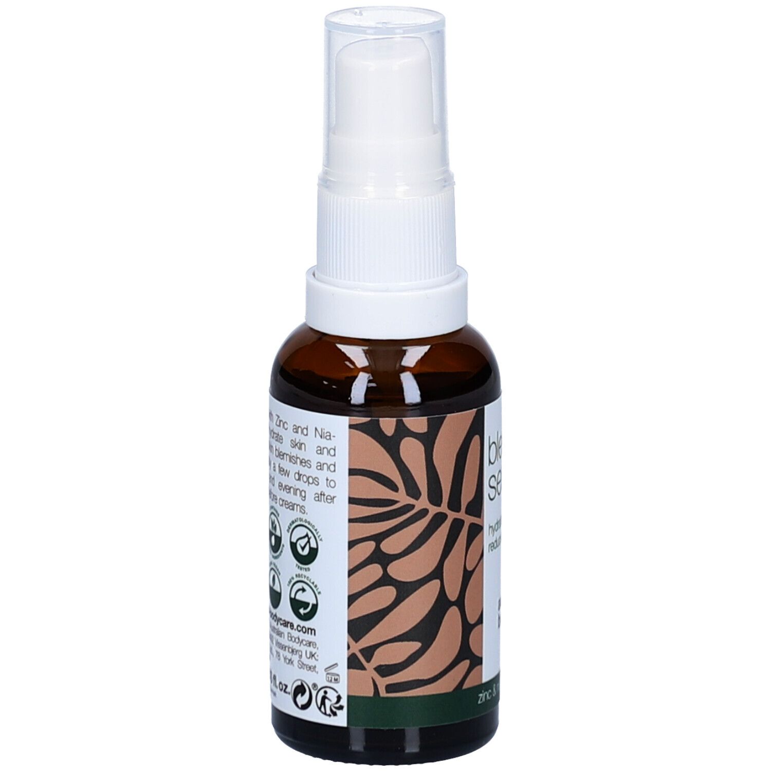 Braune Flasche mit weißem Pumpkopf. Aufschrift: Blemish Serum, hydratisiert & reduziert Hautunreinheiten. Rückseite mit Text.