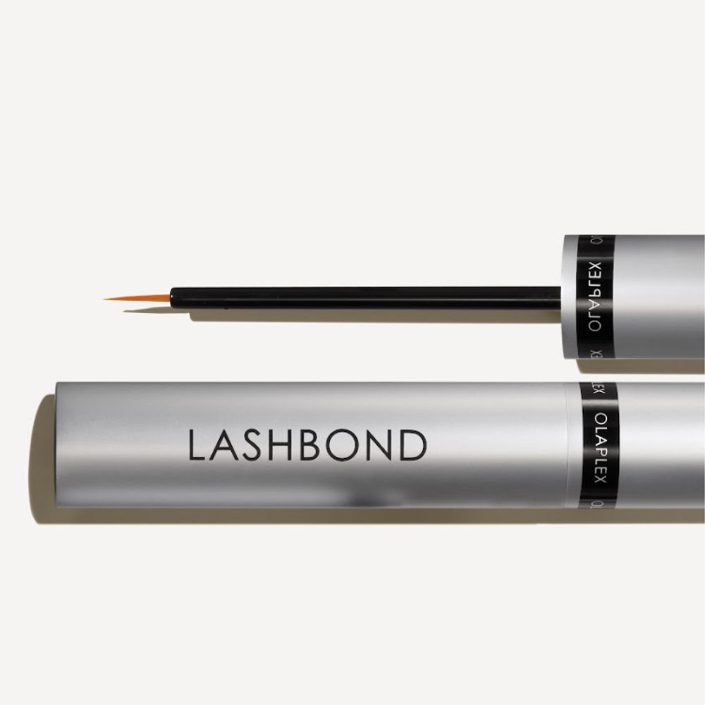 Silberfarbene Flasche und Applikator. Schwarzer Applikator mit feiner Spitze. Produktname: LASHBOND.