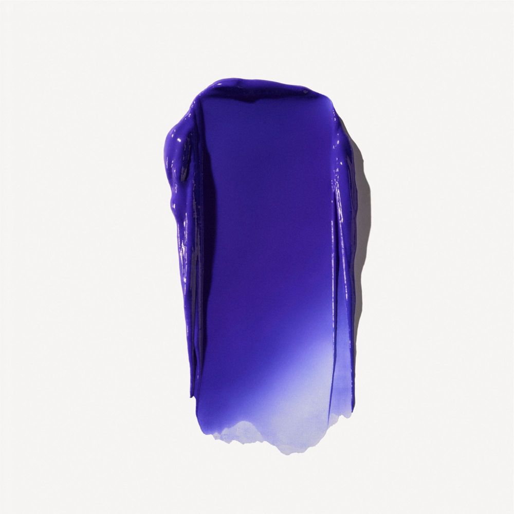 Farbprobe des Olaplex Nº.5P Blonde Enhancer Toning Conditioner. Violette Creme auf weißem Hintergrund.