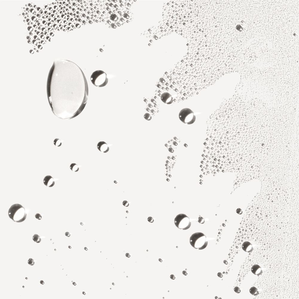 Nahaufnahme von Wassertröpfchen auf weißem Hintergrund. Verschiedene Größen und Formen.