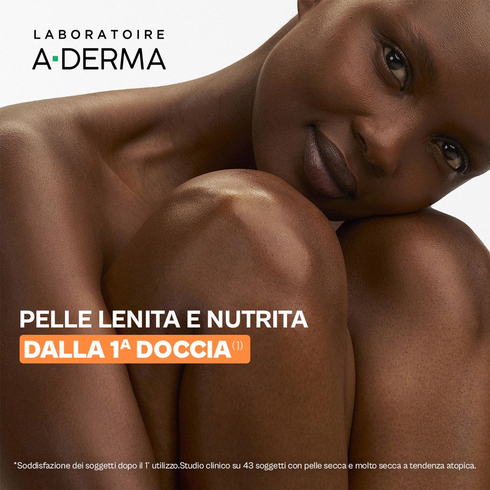 Laboratoires A-Derma Logo über einer Person mit dunkler Haut, die sich an ihre Knie schmiegt. Text: "Pelle lenita e nutrita dalla 1° doccia".