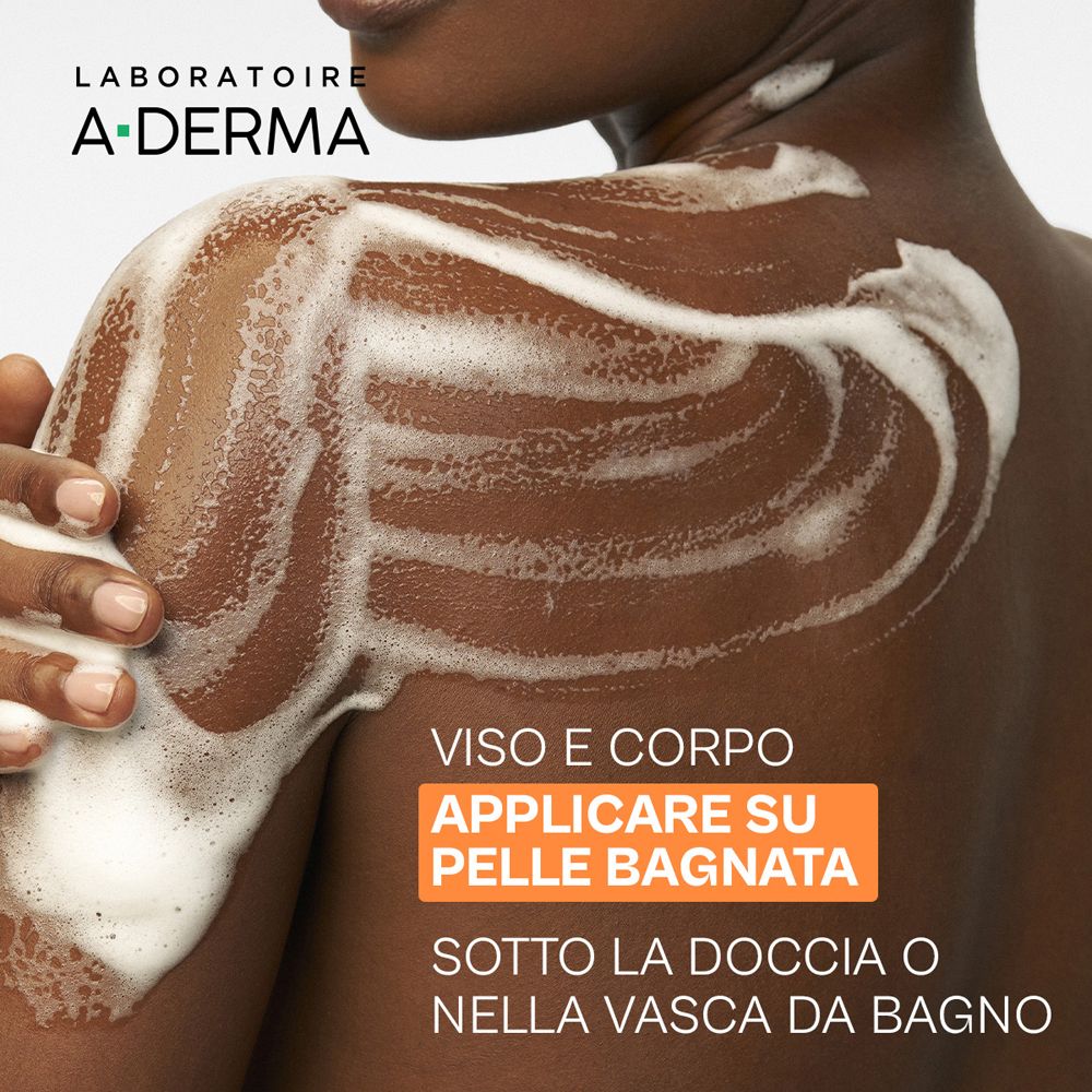 A-Derma Logo über Schulter und Rücken einer Person mit Schaum.