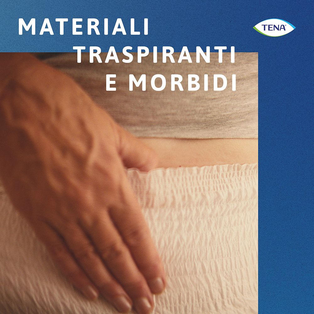 Nahaufnahme der TENA ProSkin Pants. Text: MATERIALI TRASPIRANTI E MORBIDI. Hand berührt die Pants.