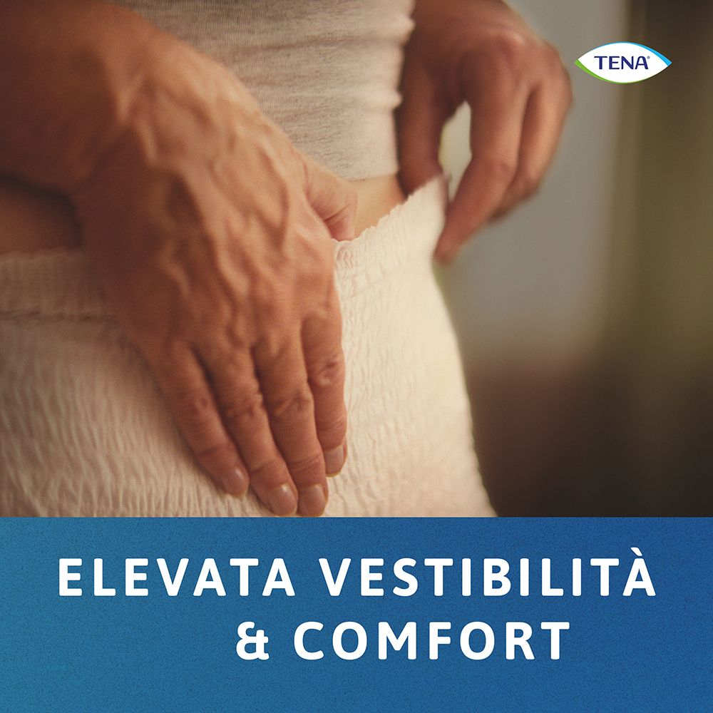 Person trägt TENA ProSkin Pants. Text: ELEVATA VESTIBILITÀ & COMFORT. Zeigt Passform.