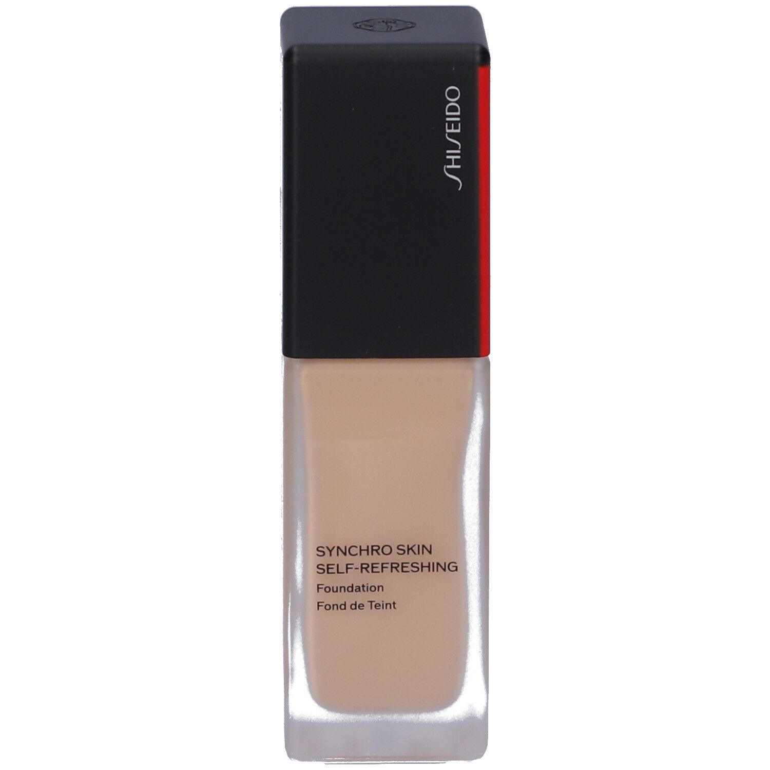 Shiseido Synchro Skin Foundation. Rechteckige Glasflasche mit schwarzem Deckel. Beige Foundation sichtbar. Roter Streifen und Schriftzug.