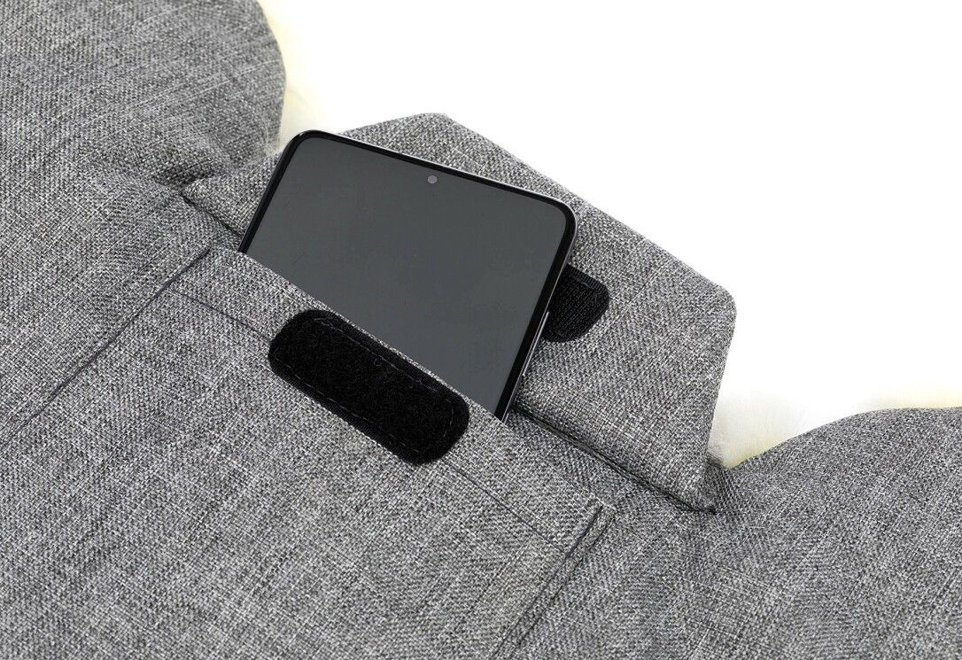 Grauer Handwärmer mit Tasche. Ein Smartphone wird in der Tasche gezeigt. Klettverschluss.
