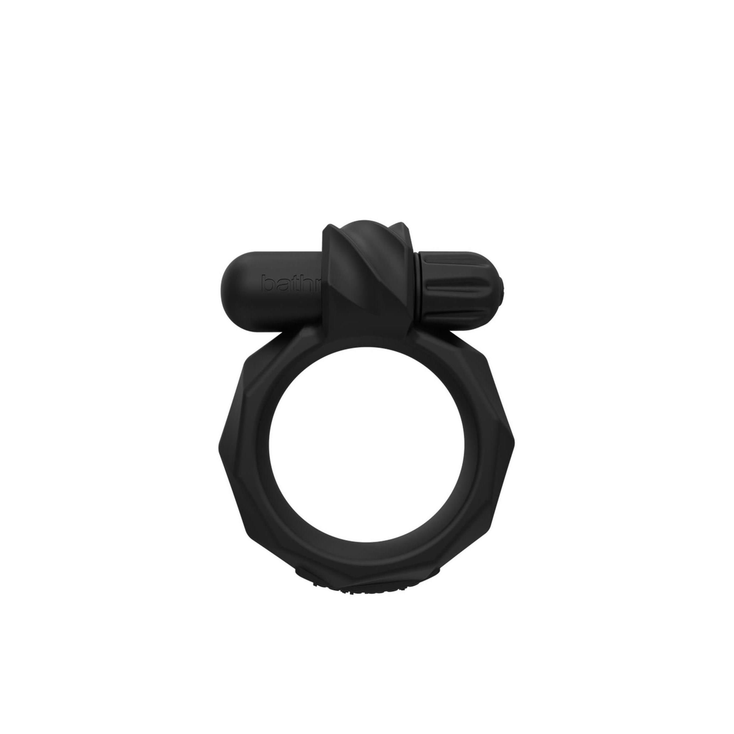 Schwarzer Ring mit erhabenen Details und einem Aufsatz. Der Aufsatz hat eine geriffelte Oberfläche.