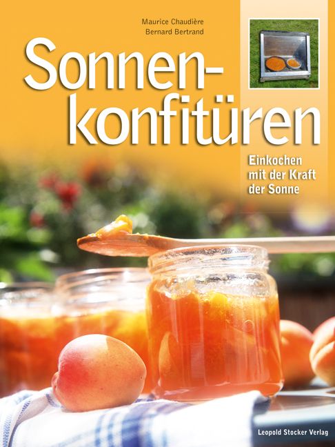 Buchcover mit Titel Sonnen-Konfitüren. Darunter Gläser mit Konfitüre und Aprikosen. Im Hintergrund ein Solar-Kocher.
