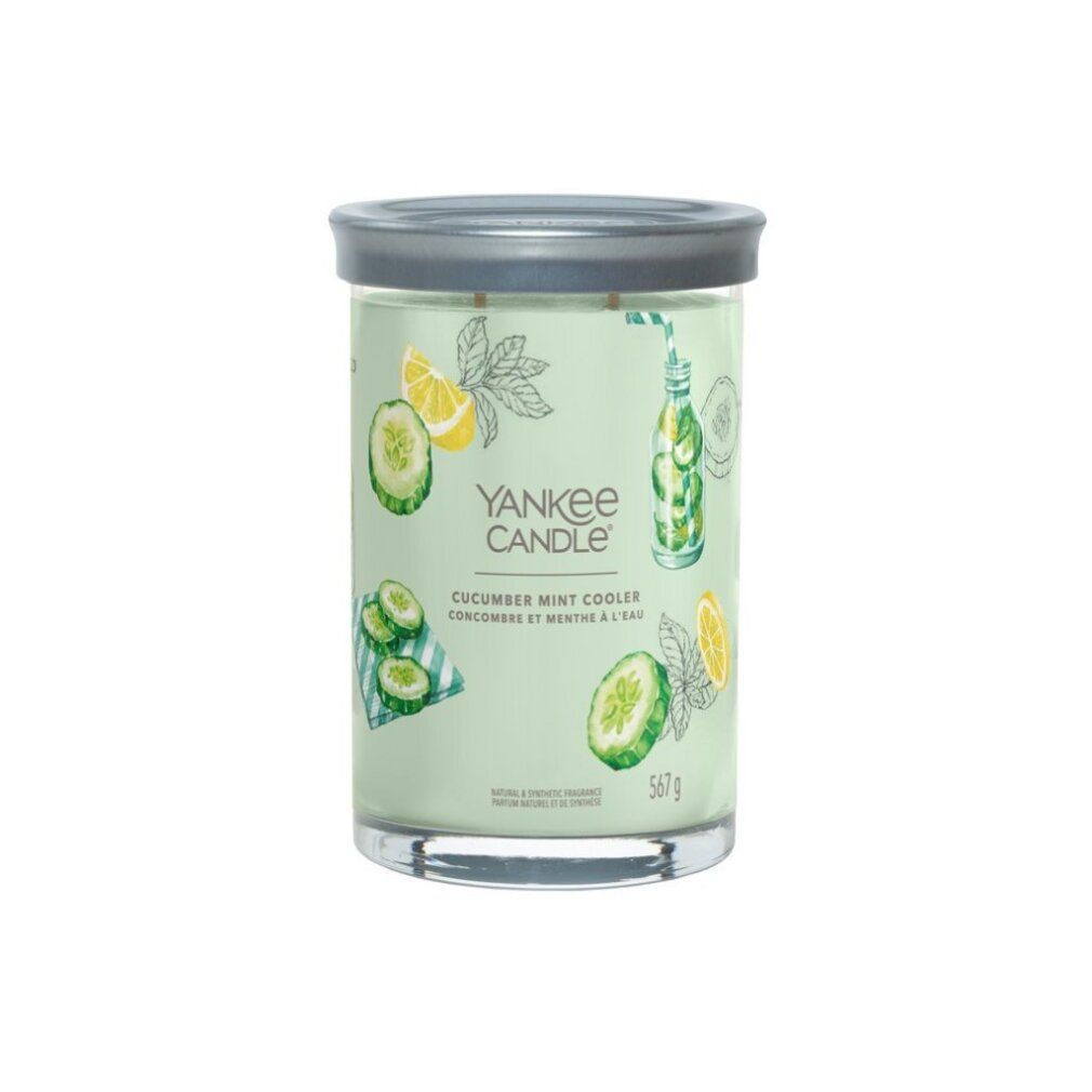 Zylinderförmige Kerze mit Deckel. Aufschrift: Yankee Candle, Cucumber Mint Cooler, 567 g. Abbildung von Gurken und Zitrone.