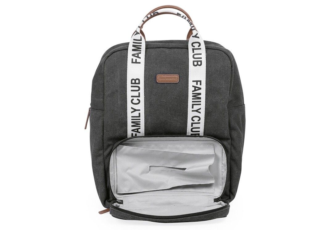 Dunkelgrauer Wickelrucksack mit geöffneter Fronttasche. Innenfutter sichtbar. Weißer Schriftzug FAMILY CLUB.