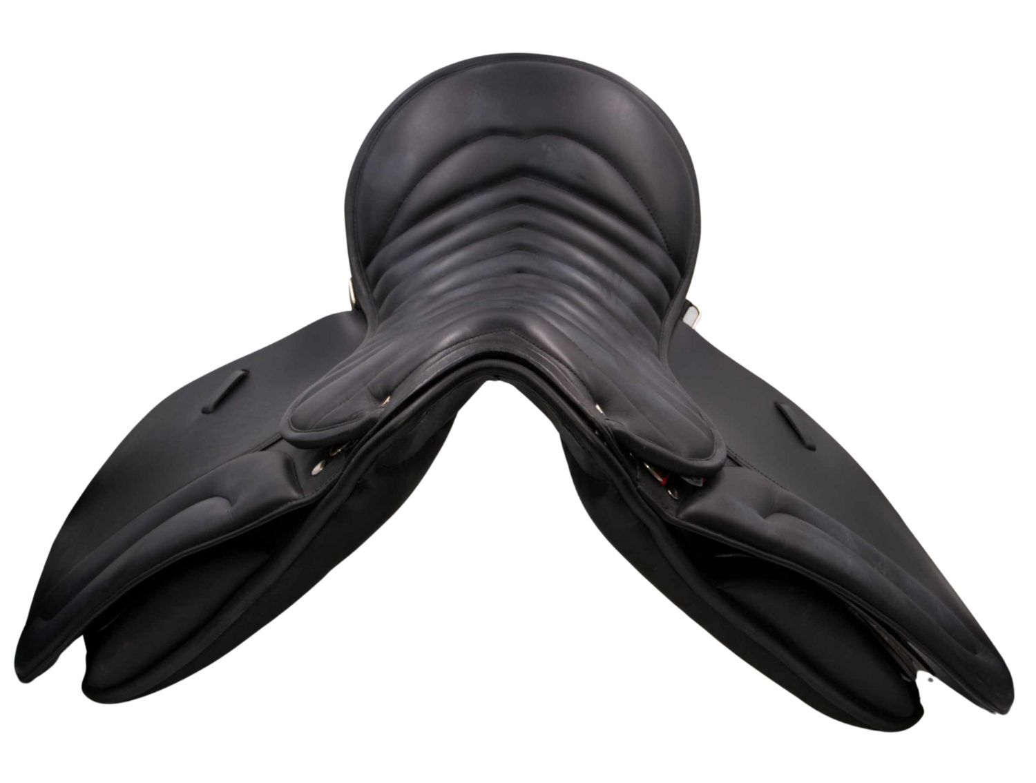 Schwarzer Sattel für Isländerpferde. Leder, gepolstert, mit Steppnähten. Ansicht von oben.