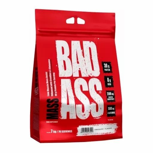 Rote Verpackung mit weißem Schriftzug "BAD ASS MASS". Enthält Angaben zu Protein, BCAAs, Kreatin und Glutamin. "Chocolate Flavour".