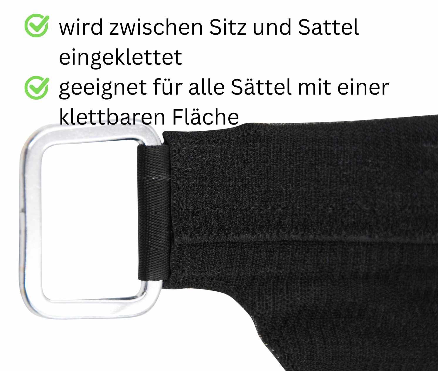 Nahaufnahme der schwarzen AMKA Steigbügelaufhängung mit Metallring. Text: 'wird zwischen Sitz und Sattel eingeklettet'.