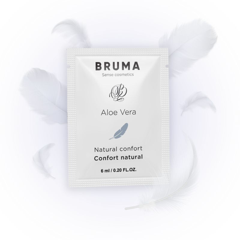 Weißer Beutel mit "BRUMA Aloe Vera Natural confort" und Federn im Hintergrund.