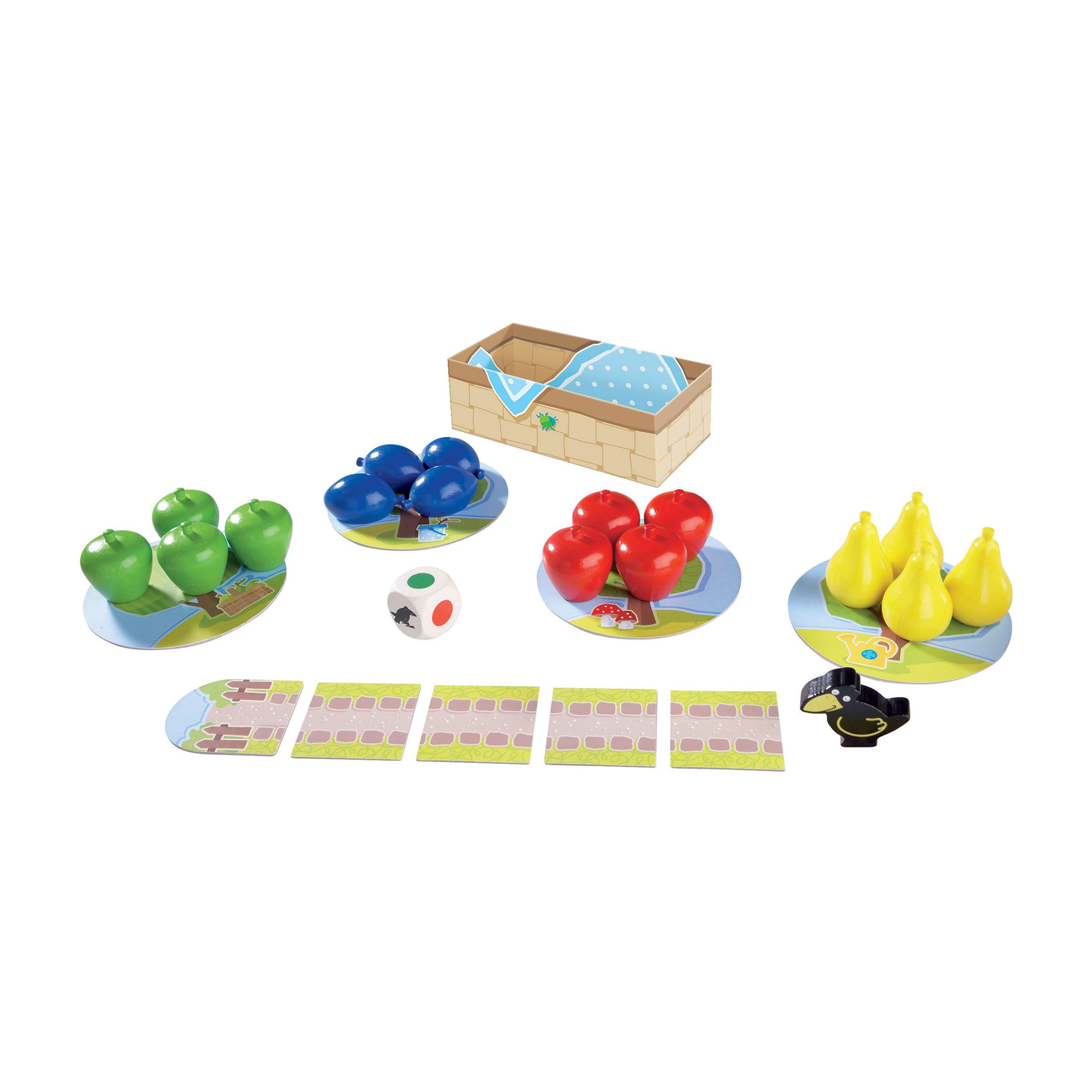 Spielteile: Obst, Würfel, Spielplan, Korb und Rabenfigur. Obst in verschiedenen Farben: grün, blau, rot und gelb. Spielbrett in Segmenten.