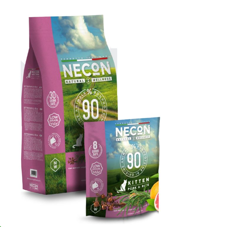 Zwei Beutel Necon-Katzenfutter. Aufschrift: 90% tierisches Protein, Kitten, Schwein & Reis. Rosa und grüne Verpackung.