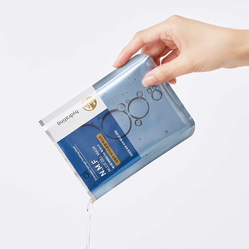 Hand hält eine Packung MEDIHEAL N.M.F Nude Gel Hydrogelmaske. Flüssigkeit fließt heraus.