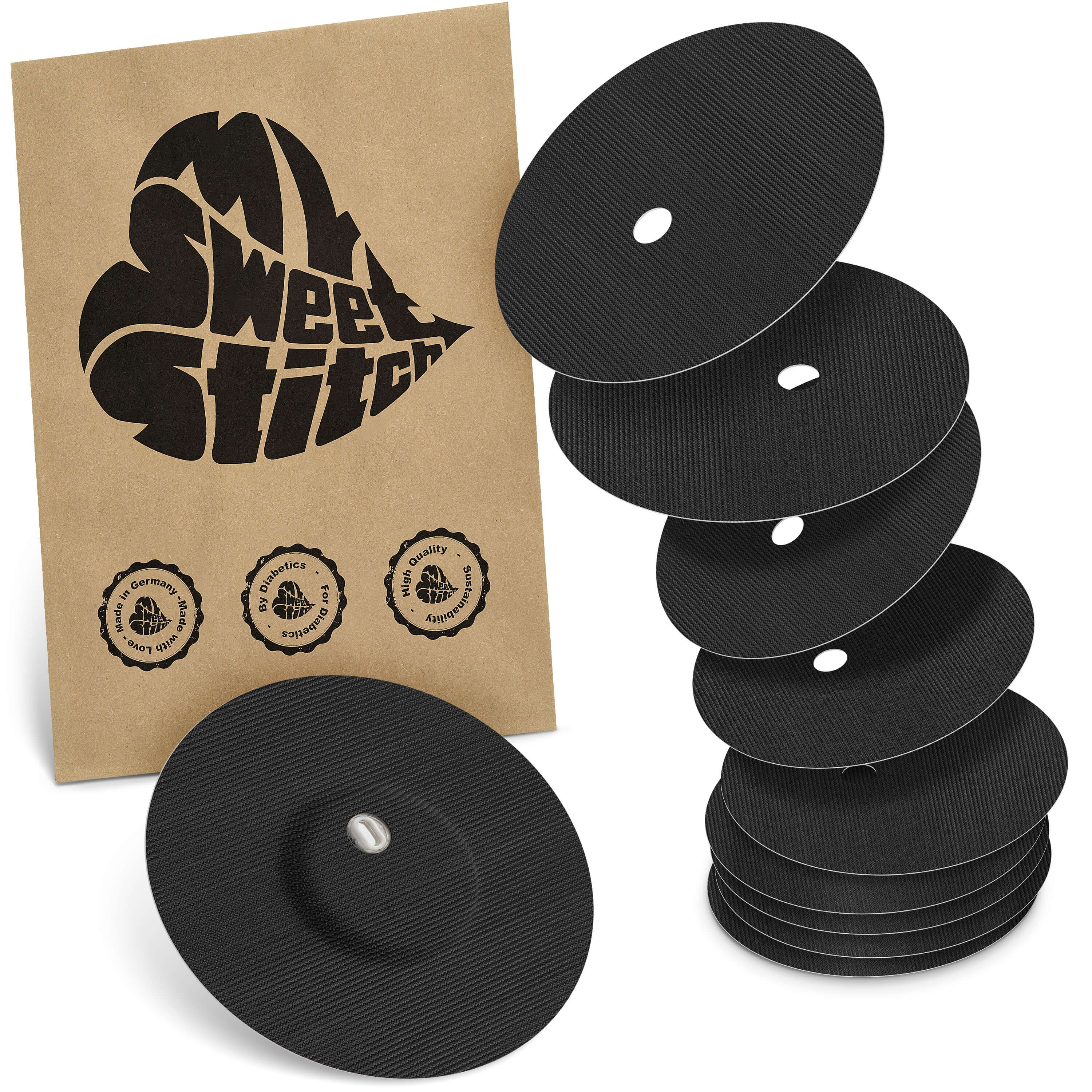 Fixierpflaster mit Belüftungsloch, schwarz, in Packung. Marke MySweetStitch. Mehrere Pflaster gestapelt und einzeln.