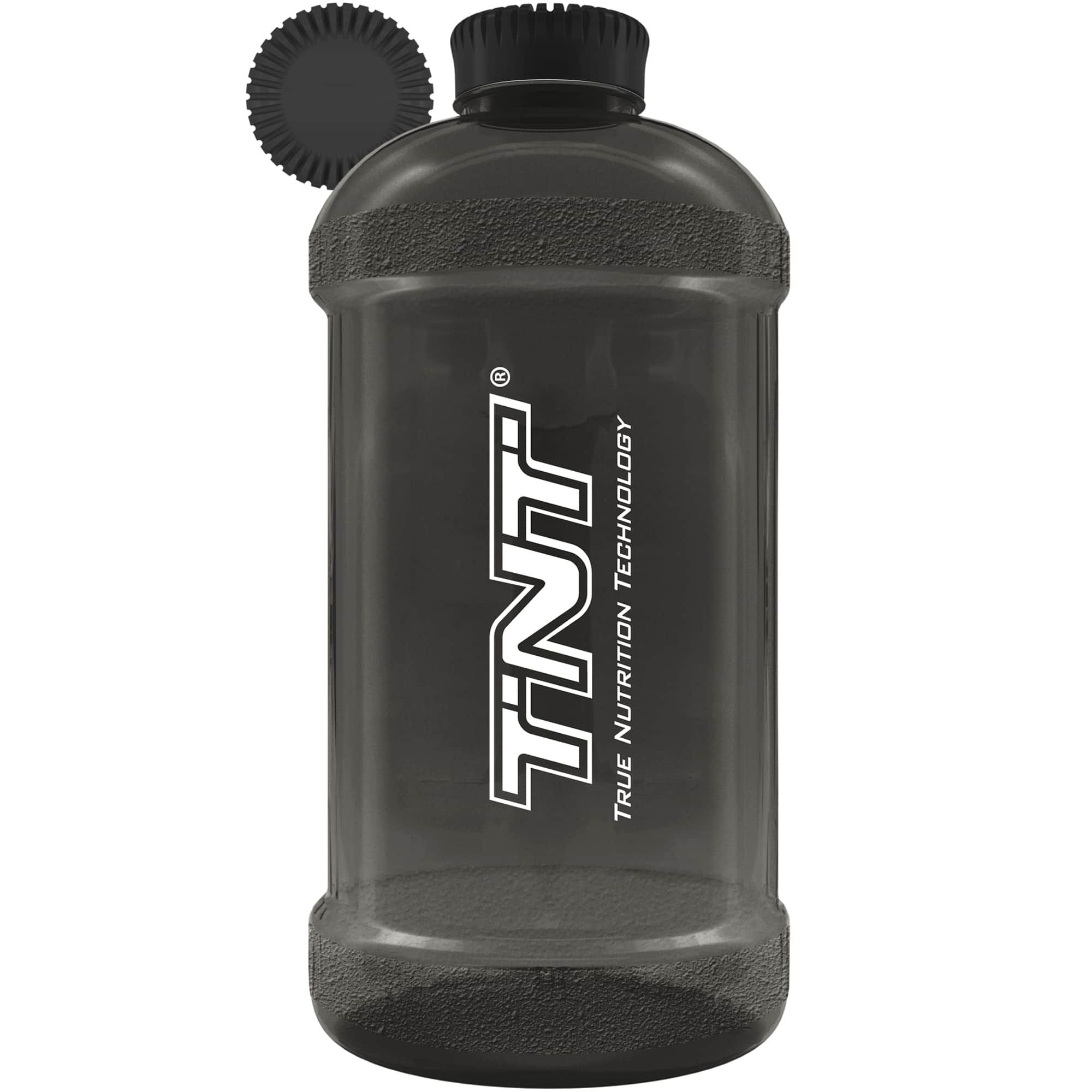 Schwarze Wasserflasche mit schwarzem Deckel. Aufschrift TNT, True Nutrition Technology. Geriffelte Oberfläche.