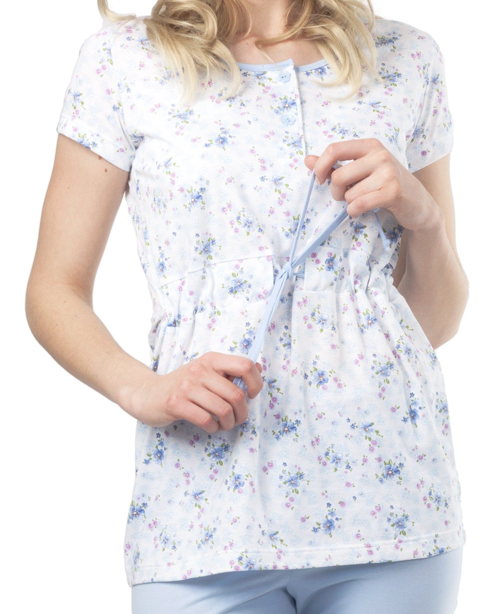 Hellblaues Stillpyjama-Oberteil mit floralem Muster. Vorne offen, mit Bindeband. Kurze Ärmel.