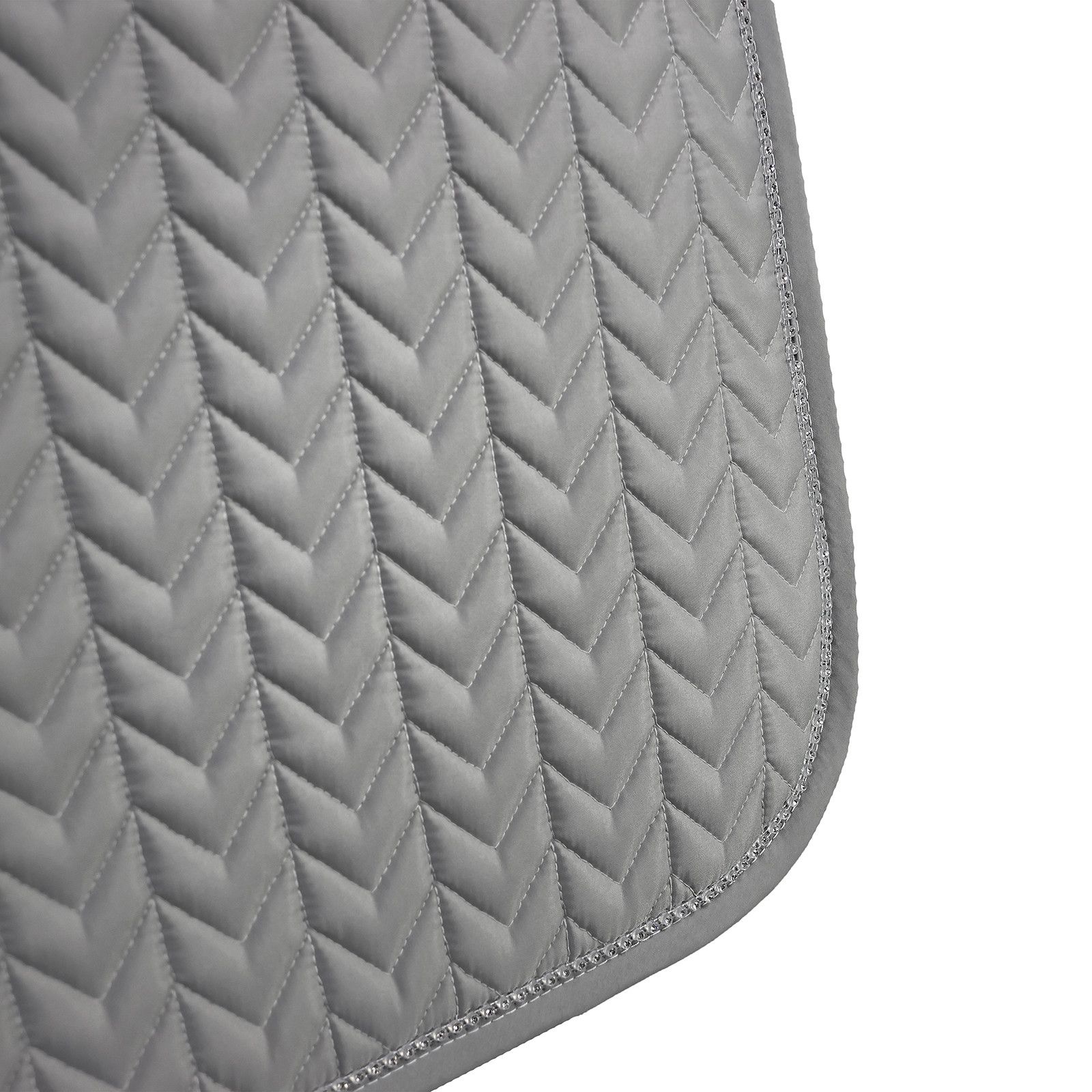 Detailaufnahme einer grauen Sattelunterlage mit Fischgrätmuster und hellgrauer Umrandung.