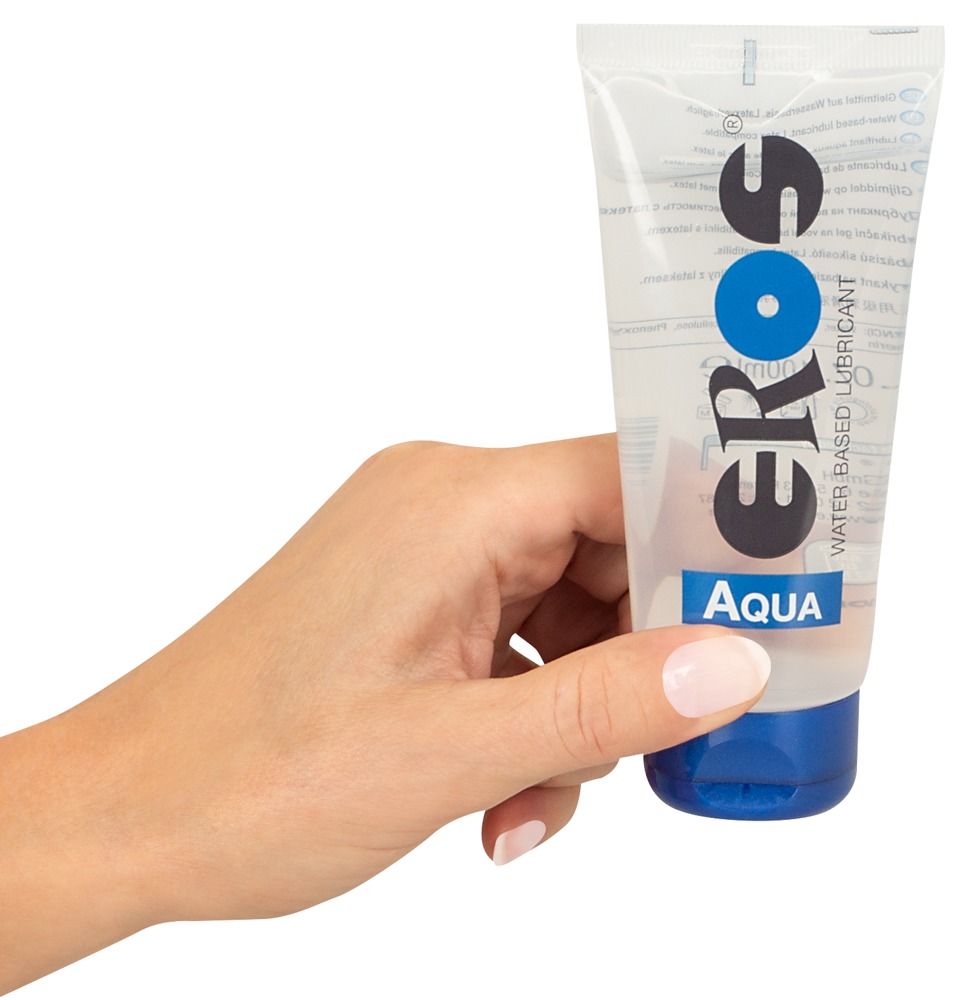 Hand hält Tube mit transparentem Gel und blauem Verschluss. Aufschrift: EROS Aqua, Water Based Lubricant.