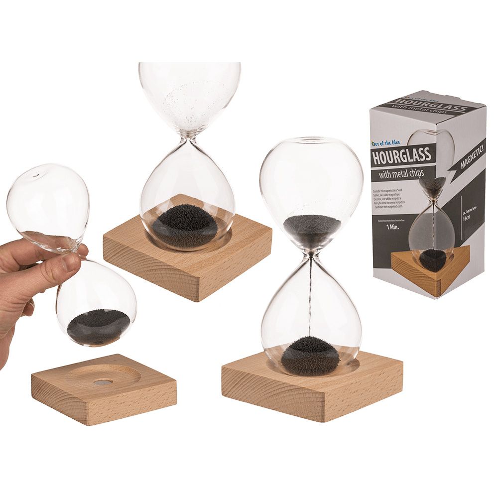 Sanduhr mit magnetischem Sand. Glaskörper auf Holzsockel. Schwarzer Sand. Verpackung mit Produktabbildung.
