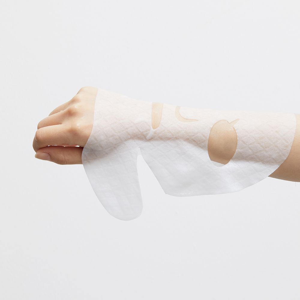 Weißes Gesichtsmaske auf Hand. Aussparungen für Augen und Mund. Maske hat ein Muster.