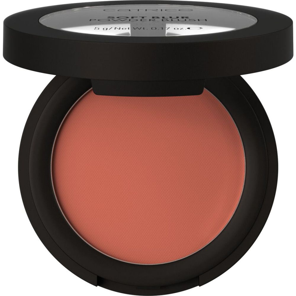 Runder, schwarzer Behälter mit rosafarbenem Rouge. Deckel geöffnet. Aufschrift: SOFT BLUR POWDER BLUSH, 5 g/Net Wt. 0.17 oz.
