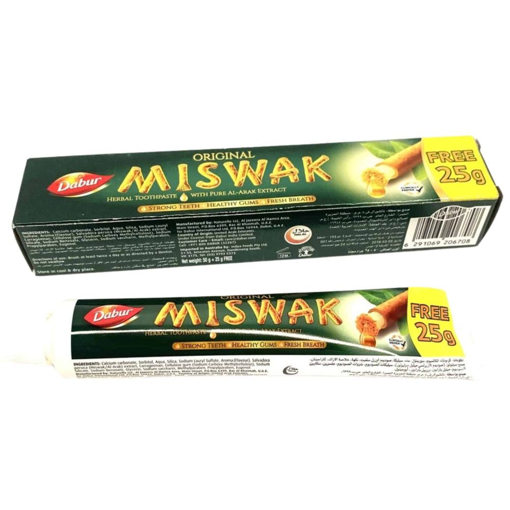 Zwei Tuben und eine Schachtel Zahnpasta. Auf der Schachtel steht "Dabur Miswak Original". Auf der Tube steht "Miswak".