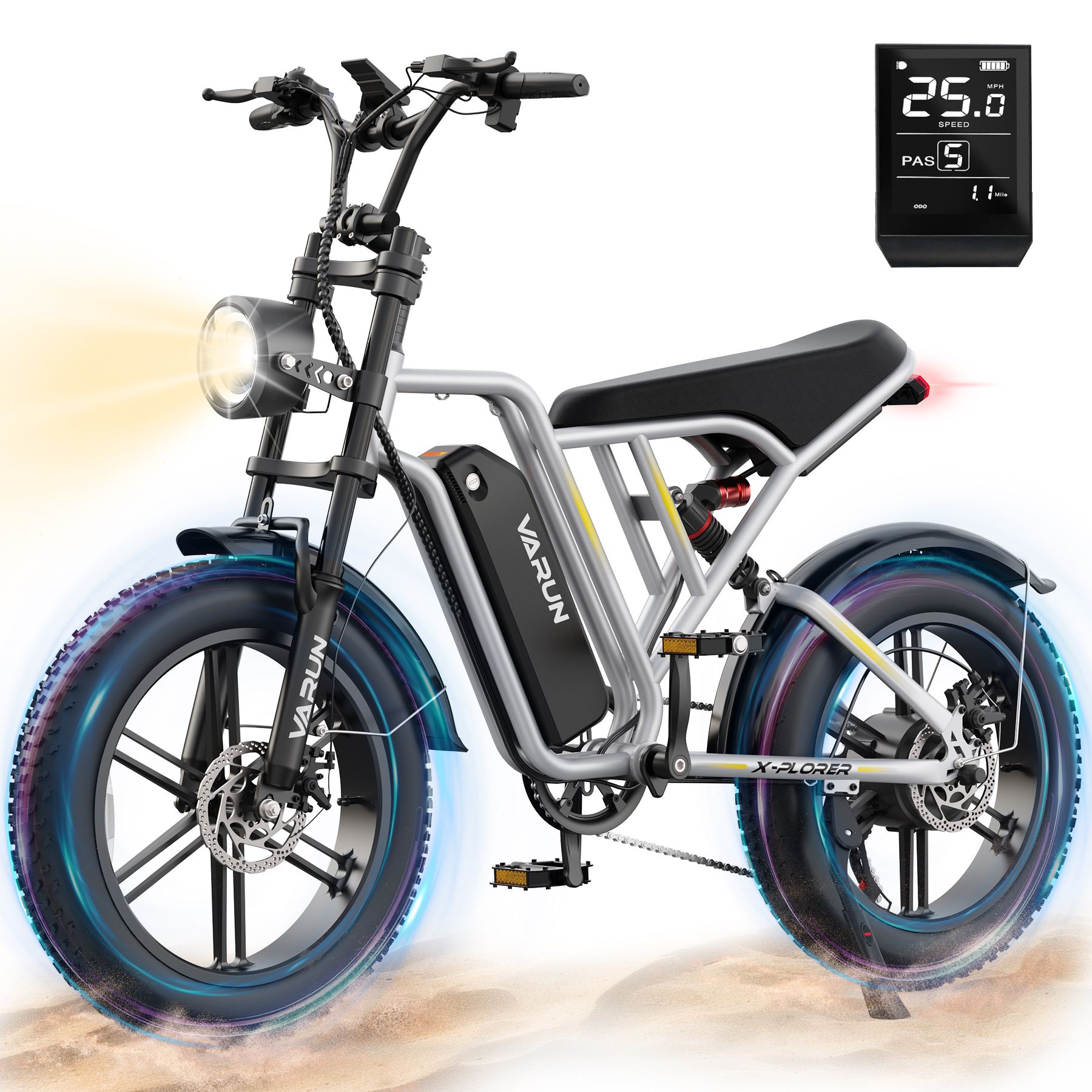 E-Bike im Moped-Stil mit Vollfederung. Schwarze Reifen, silberner Rahmen, Scheinwerfer. Digitalanzeige mit Geschwindigkeit.