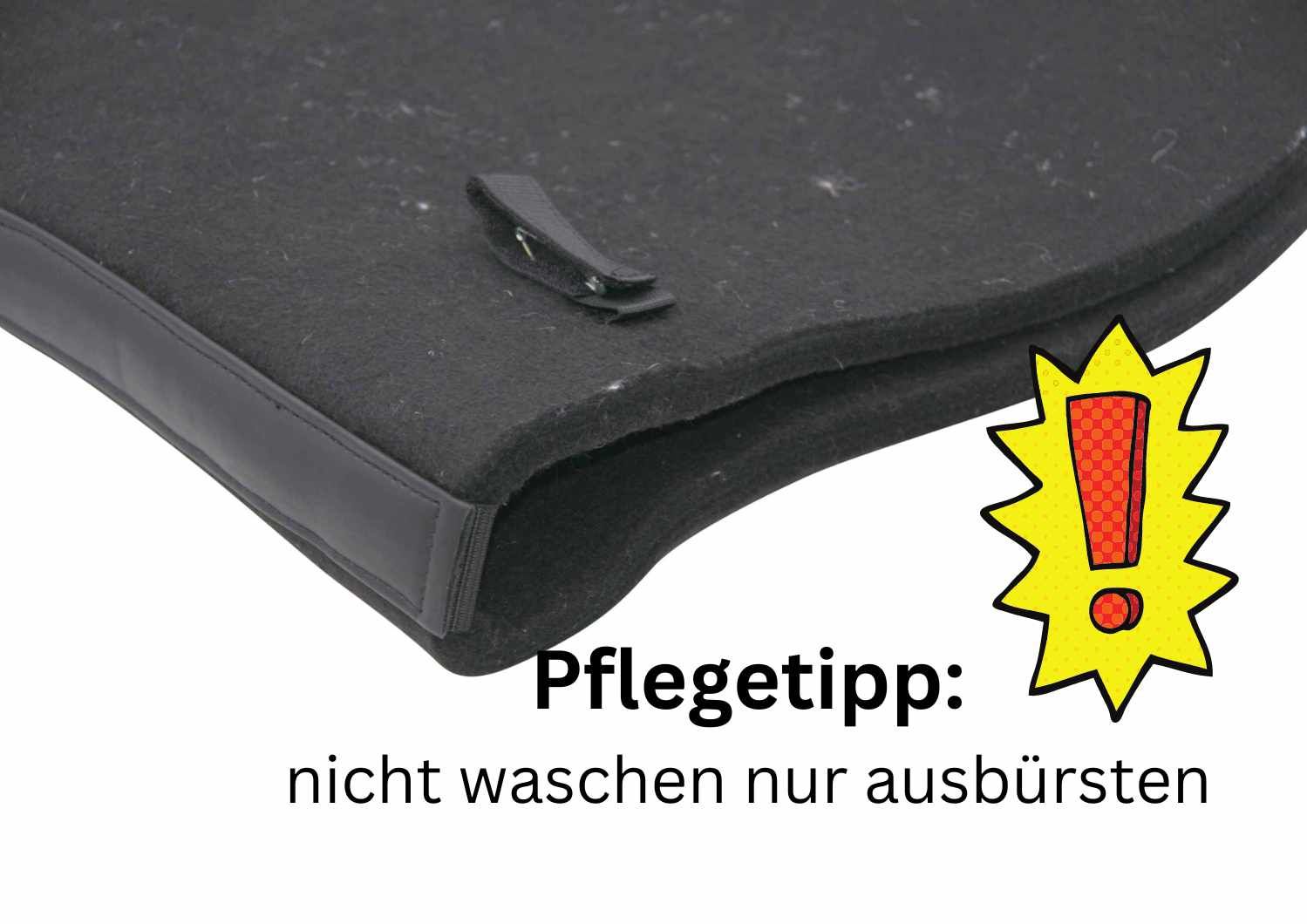 Ausschnitt einer schwarzen Satteldecke. Text: Pflegetipp: nicht waschen nur ausbürsten. Gelbes Ausrufezeichen.