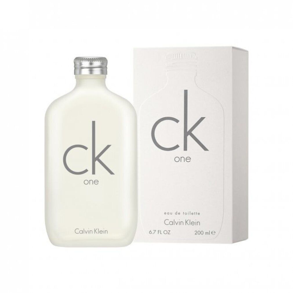 Parfümflasche und Karton. Aufschrift "ck one" und "Calvin Klein". Flasche mit silbernem Verschluss. Karton weiß.